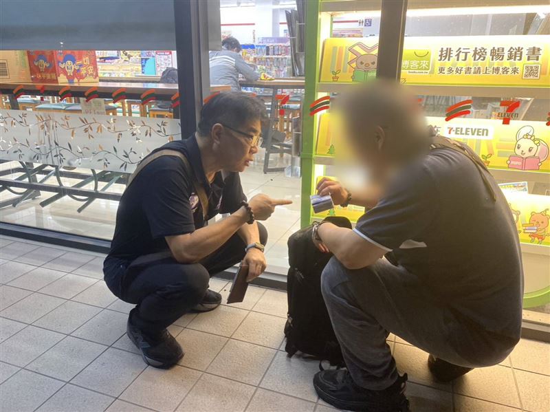 一名馬來西亞籍42歲男子正在高鐵雲林站，大量退票換現金，被依現行犯逮捕。（圖／翻攝畫面）