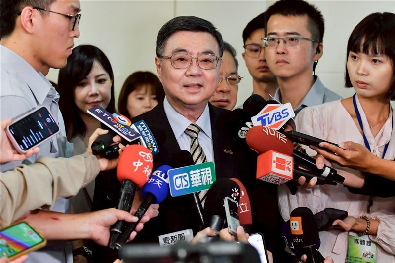 行政院長卓榮泰今（27）日出席「信託業推動信託2.0 計畫評鑑」第4期頒獎典禮暨研討會受訪。（圖／行政院提供）