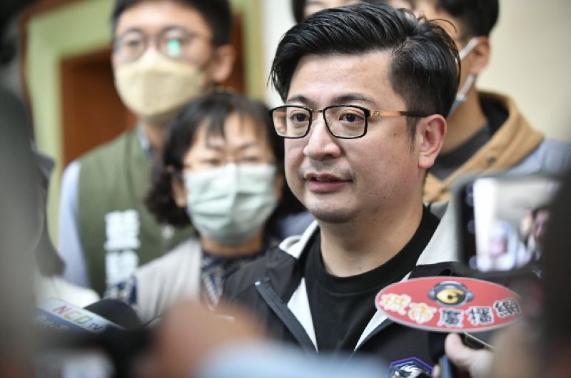 謝典霖餐會爆送知名蛋黃酥　內鬼通風報信