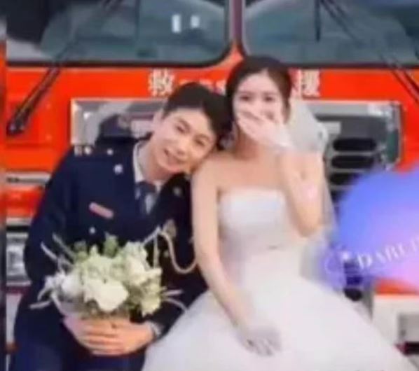 消防為救女子失手扯下褲子，3個月後女子竟跟消防員結婚。（圖／翻攝自微博）