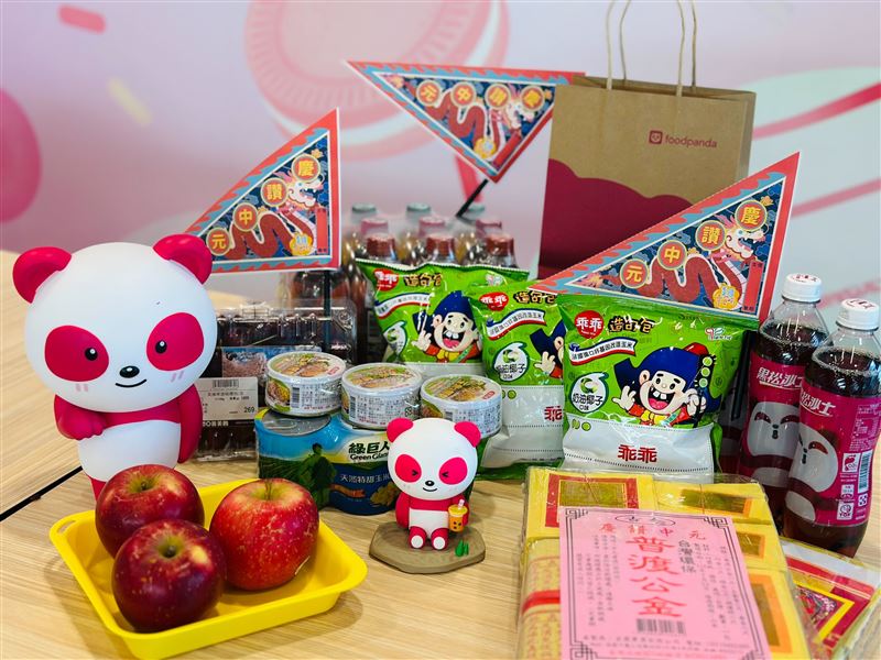 foodpanda觀察中部人普渡「餅乾要鹹的」，南部人偏好罐頭、北部人偏好冷凍食品。(圖／foodpanda
