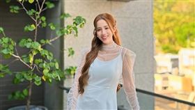 愛雅近日挺著孕肚挑月子中心。（圖／翻攝自愛雅IG）