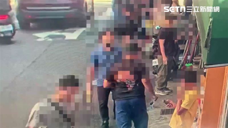 北市楊男因失業心情差，竟隨機攻擊路旁民眾。（圖／翻攝畫面）