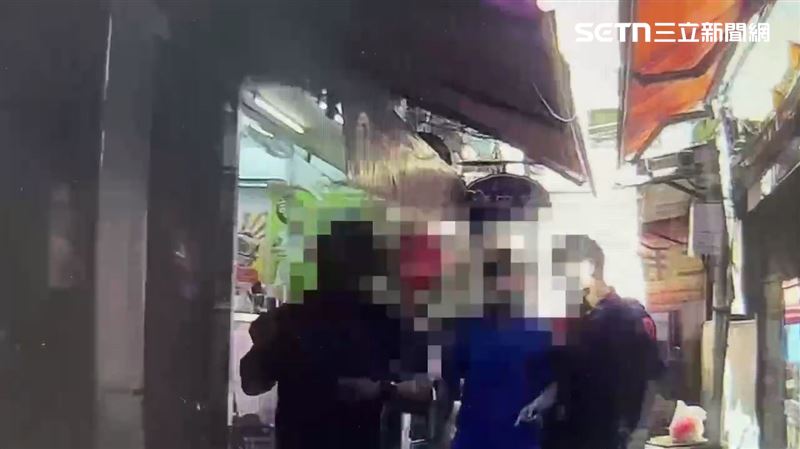 北市楊男因失業心情差，竟隨機攻擊路旁民眾。（圖／翻攝畫面）