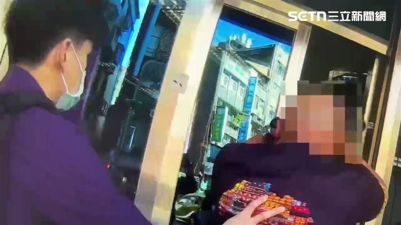 北市楊男因失業心情差，竟隨機攻擊路旁民眾。（圖／翻攝畫面）