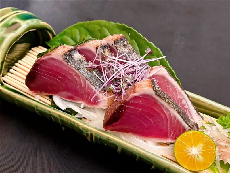 四國料理88屋首次登台，正宗職人現場炙燒秀－炙燒鰹魚藁燒。（圖／品牌業者提供）