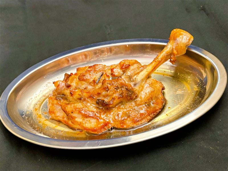 四國料理88屋香川縣讚岐當地美食「 烤帶骨雞腿」。（圖／品牌業者提供）