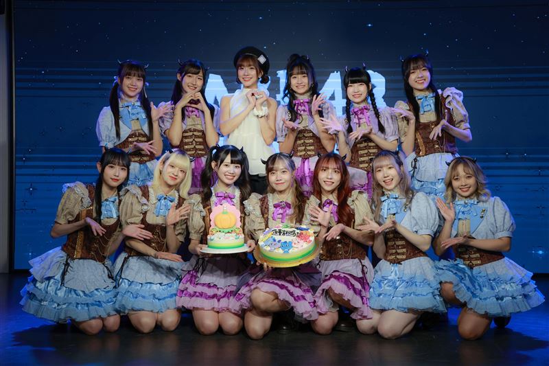 AKB48 Team TP舉行記者會，冼迪琦（後排左3）現身力挺。（圖／好言娛樂提供）