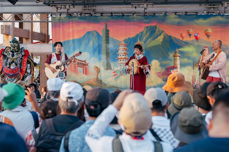 「島嶼之聲&mdash;廟埕前的謝神戲」舞台背板以玉山為主體，呈現臺南孔廟、野柳女王頭等臺灣著名地標、地景。（圖／文化部提供）