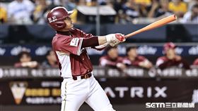 中職36年例行賽，樂天桃猿指定打擊林泓育敲出中外野深遠飛球，岳政華在全壘打牆前美技接殺。（圖／記者劉彥池攝影）