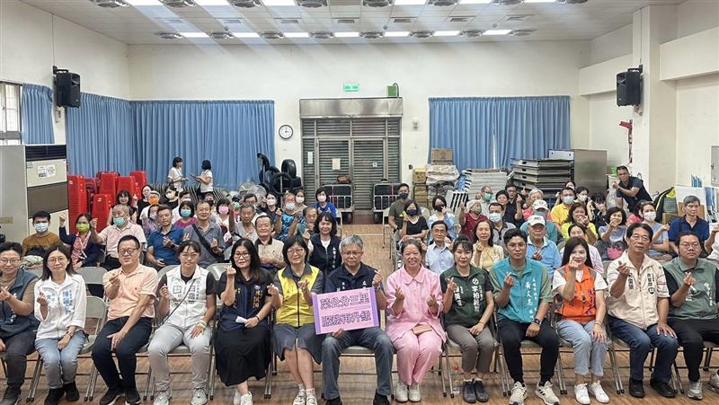 高雄市政府著手研議拆分擁有超過1萬戶的「極端大里」，近期陸續在地方舉辦說明會。圖為高雄市左營區人口逾3萬4000人的菜公里27日舉辦里編組及調整地方說明會。（圖／中央社）