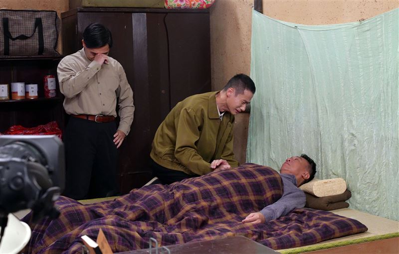 游安順（右）「躺著演」卻很辛苦。（圖／台視提供）