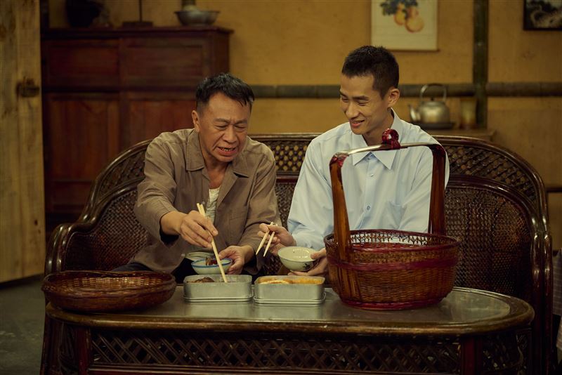 盧彥澤（右）飾演游安順的養子。（圖／台視提供）