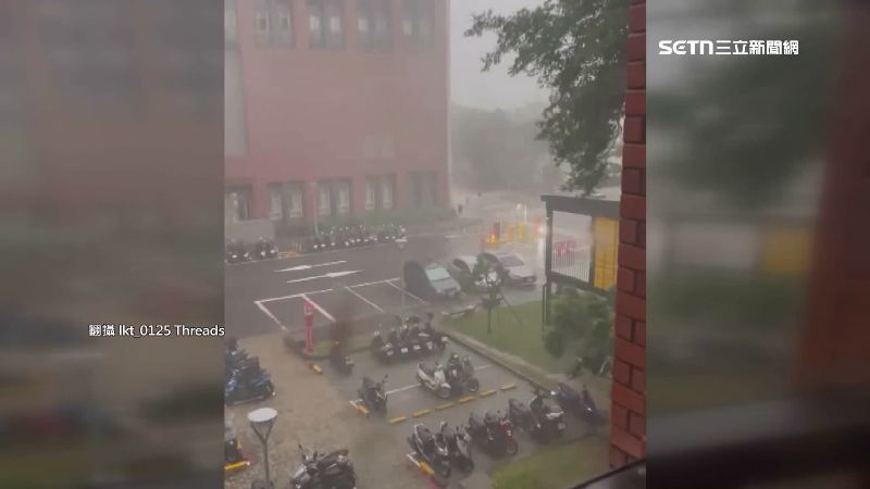 週二下午高雄狂風暴雨，中山大學校園內雨勢也相當大