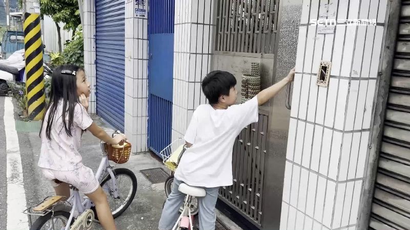 新北板橋一名小一生，自行規劃了一份行動作業，挨家挨戶兜售畫作