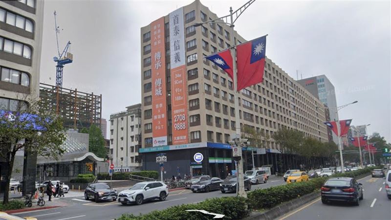 台北市今年共4筆總價破億老商辦交易,其中又以大安區「大陸大樓」單價117萬元最高。(圖/翻攝Google Maps)