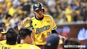 中職36年例行賽，中信兄弟左外野手許庭綸靠岳政華的安打跑回第4分。（圖／記者劉彥池攝影）