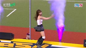 樂天桃猿陳晨威在休息室欣賞女友Julia熱舞。（圖／翻攝自CPBLTV）