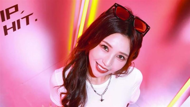 正妹網紅爆戀情 伸手摸臀互動乾爹好崩潰