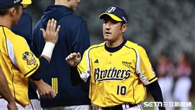 中職36年例行賽，中信兄弟7：1擊敗樂天桃猿，總教練平野惠一賽後和球員擊掌。（圖／記者劉彥池攝影）