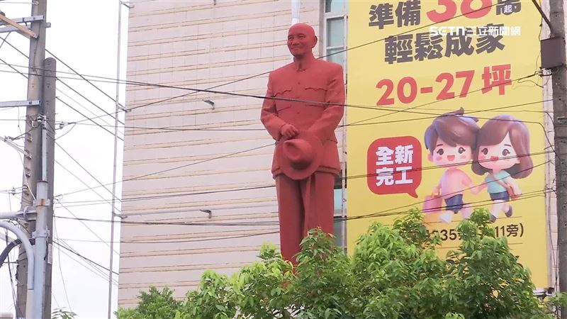 在高雄林園一處岔路口有座蔣公銅像矗立