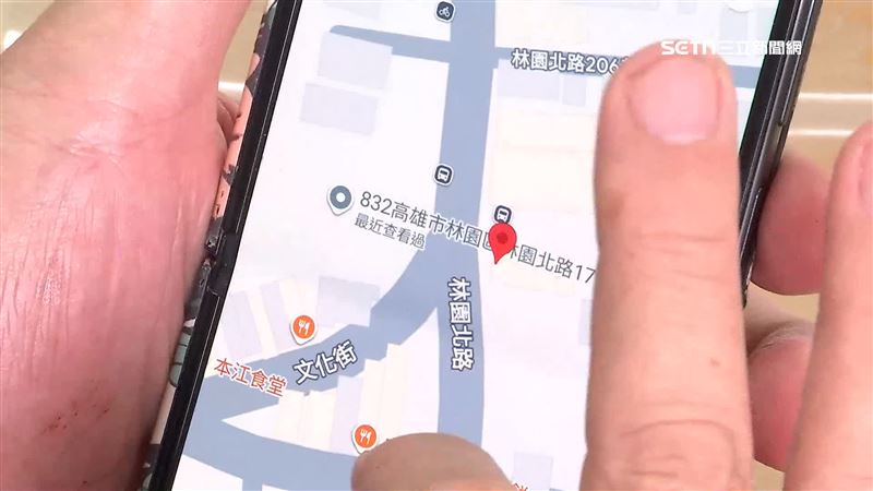 蔣公銅像矗立在高雄林園北路和文化街交岔口