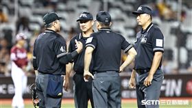 中職36年例行賽，裁判聚集討論樂天桃猿三壘手林智平是否擦棒被捕。（圖／記者劉彥池攝影）