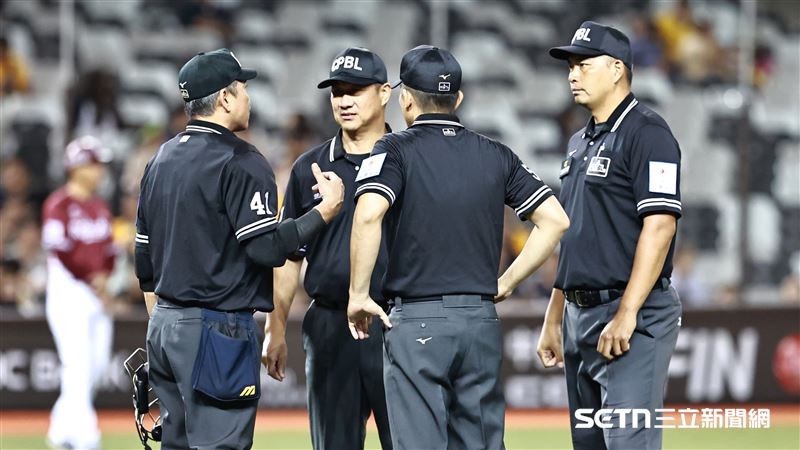 中職36年例行賽，裁判聚集討論樂天桃猿三壘手林智平是否擦棒被捕。（圖／記者劉彥池攝影）