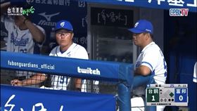 中職比賽中發生地震，富邦悍將總教練陳金鋒表情卻超淡定，引發網友熱議：「被他帥到了」。（圖／翻攝自CPBLTV）