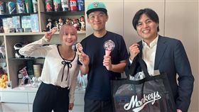 樂天桃猿派出女孩崔荷潾（梔梔）、營運處處長和田翔太登門拜訪台南Josh。（圖／翻攝自Thread @rakuten_monkeys）