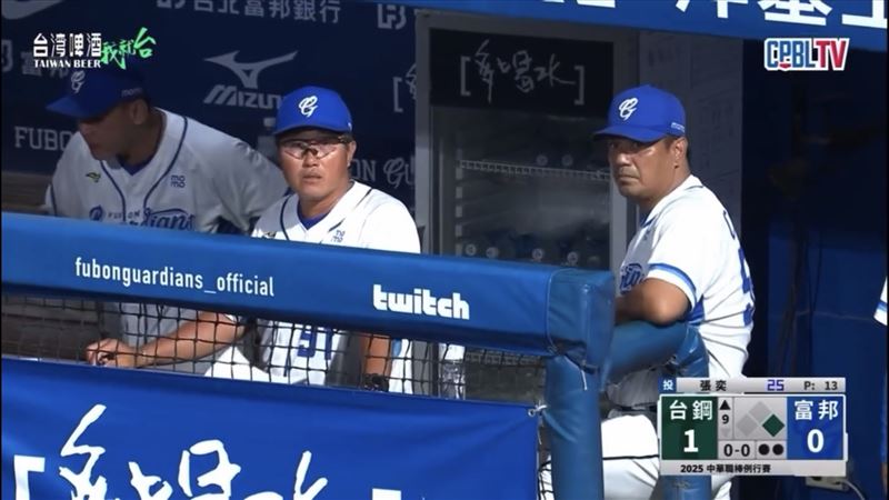 中職比賽中發生地震，富邦悍將總教練陳金鋒表情卻超淡定，引發網友熱議：「被他帥到了」。（圖／翻攝自CPBLTV）