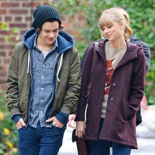 泰勒絲（右）2012年12月被拍到與英國男團One Direction成員哈利（Harry Styles）（左）在紐約中央公園約會。（圖／翻攝自X平台）