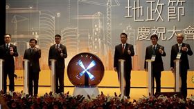 《鏡週刊》掌握，總統府副秘書長內定由小英時代的民調掌門人、民進黨民調中心前主任鄭俊昇（左二）接任。（翻攝自台灣地理資訊中心網站）