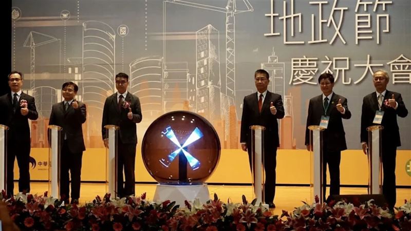 《鏡週刊》掌握，總統府副秘書長內定由小英時代的民調掌門人、民進黨民調中心前主任鄭俊昇（左二）接任。（翻攝自台灣地理資訊中心網站）