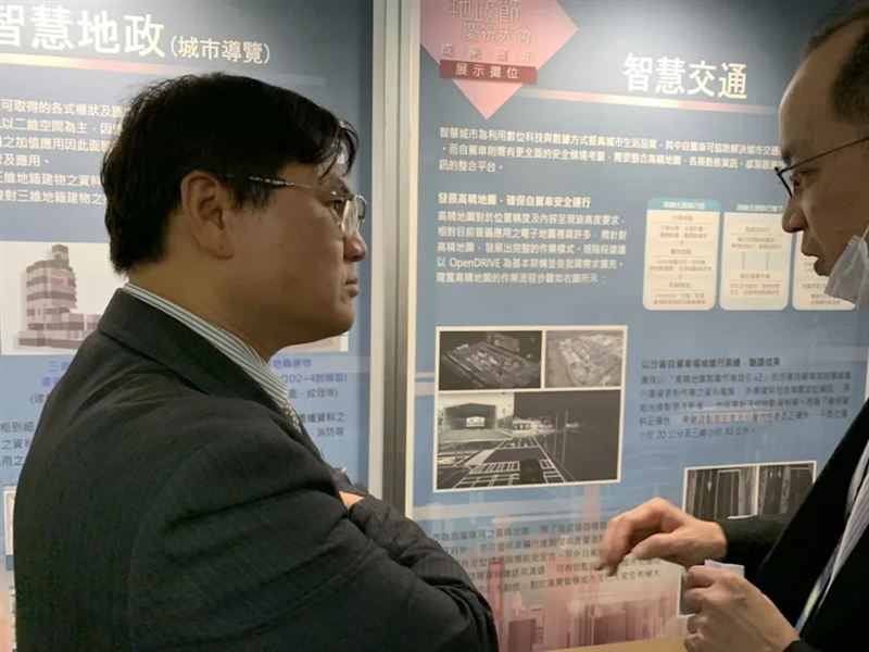 鄭俊昇（左一）不但與小英系統互動密切，與總統府秘書長潘孟安也有不錯互動。（翻攝自台灣地理資訊中心網站）