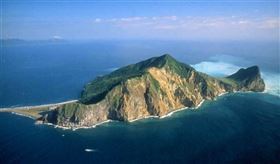 網友發現6.0強震震央位在宜蘭龜山島附近的海域，紛紛驚呼「該不會烏龜要噴火了！」，氣象署首度回應了。（圖／翻攝自觀光署）