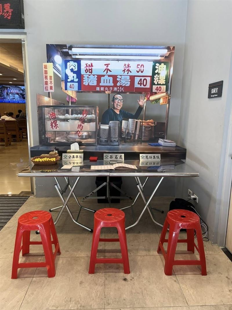 老闆的告別式現場重現他燦笑擺攤叫賣的模樣。（圖／翻攝自靠北天母幫）