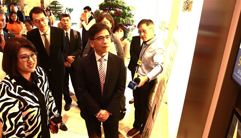 金管會主委彭金隆(右)視察並體驗王道銀行金融友善臨櫃服務。（圖／王道銀行提供）