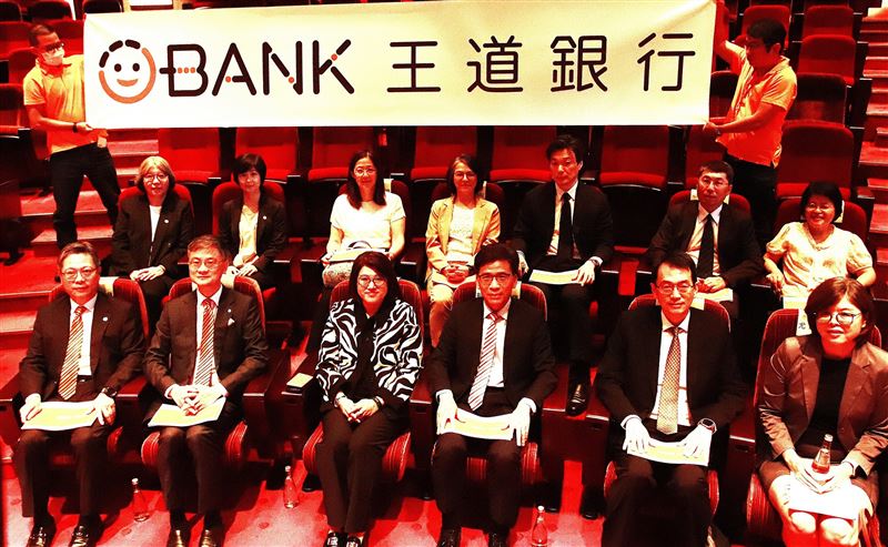 金管會和衛生福利部代表官員蒞臨王道銀行，聽取王道銀行金融友善服務之簡報。（圖／王道銀行提供）