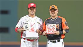胡金龍球員生涯天母最終戰　林智勝送禮（3）中華職棒統一獅隊胡金龍（右）引退賽在即，27日為生涯最後一次到天母球場出賽，賽前主場味全龍隊以林智勝（左）為代表送上退休禮物，兩人場中合影留念。中央社記者趙世勳攝  114年8月27日