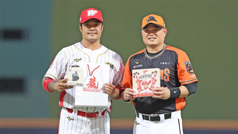 胡金龍引退前最後一次到天母球場出賽，林智勝送上退休禮物。（圖／中央社）