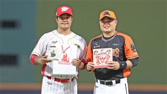 胡金龍引退前天母最終戰　林智勝送禮擁抱