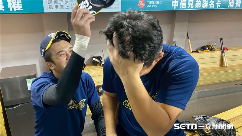 中信兄弟王威晨、新人捕手陳九登。（圖／記者張沛嘉攝影）