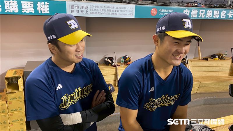 中信兄弟王威晨、新人捕手陳九登。（圖／記者張沛嘉攝影）
