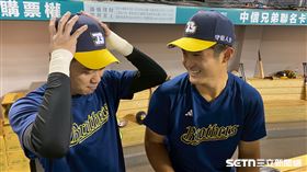 中信兄弟王威晨、新人捕手陳九登。（圖／記者張沛嘉攝影）