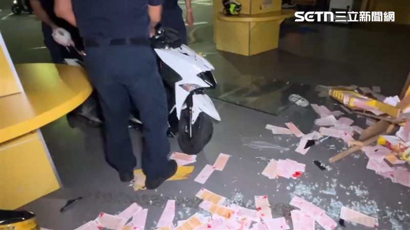 肇事機車卡在投注站，由3名員警協力將車抬出。（圖／翻攝畫面）