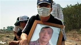 死者家屬捧著遺照，呼籲司法單位不要輕縱3名凶手。（東森新聞提供）
