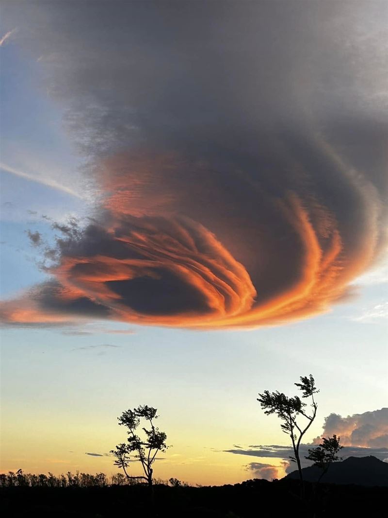 天空上方的雲朵形狀，外觀像碟子般多層堆疊。（圖／翻攝自林口大家庭）