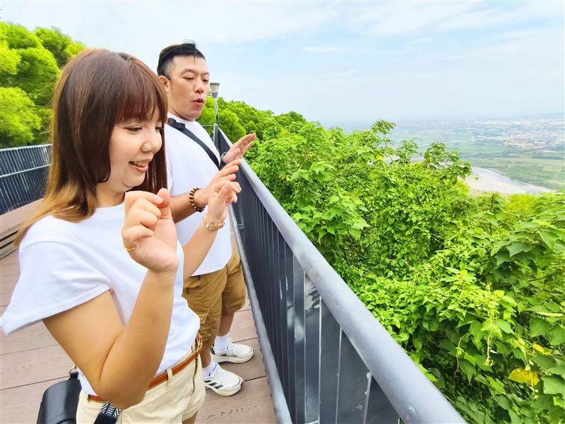不少遊客反應被欄杆電到，觀旅局解釋因山頂濕度問題，加上風切效應，容易產生靜電。（圖／台中市政府提供）