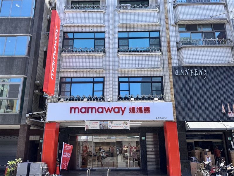 「媽媽餵」（Mamaway），拍攝影片稱，「市售嬰兒配方奶粉含糖量超高，等於喝2瓶可樂」，事件持續發燒。（圖／翻攝自媽媽餵粉專）